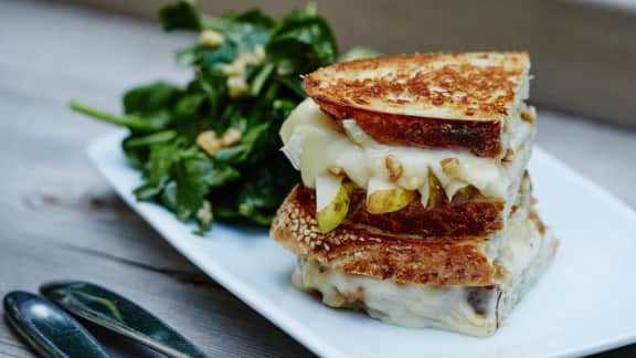 Grilles cheese au brie, poires et noix