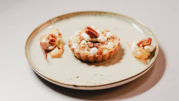 Tartelette aux pommes et au chou, pacanes à l’érable, caramel et chantilly
