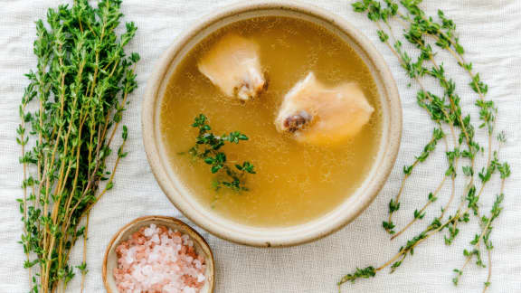 Le bouillon d'os : préparation, bienfaits et conseils pratiques