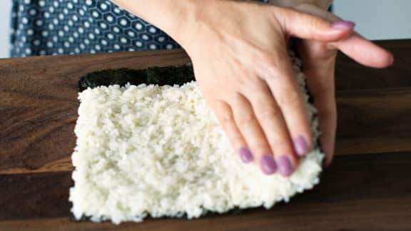 Étaler le riz sur la feuille de nori