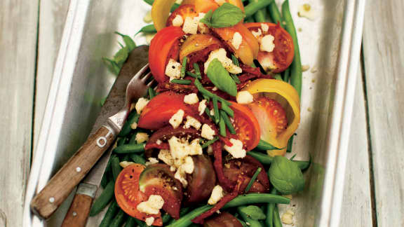 Salade de tomates et de haricots verts au cheddar