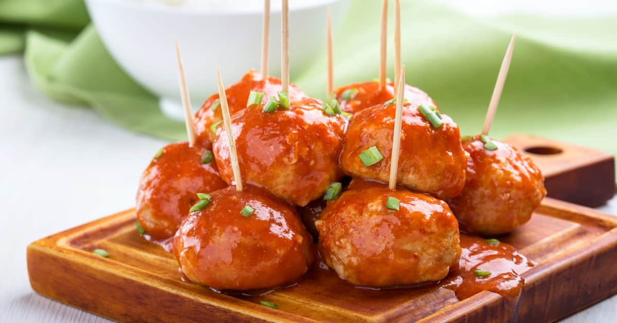 De Délicieuses Mini Boulettes De Viande Avec Sauce Au Yaourt à