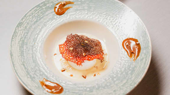 Île flottante, caramel au beurre salé et tuile à l’orange