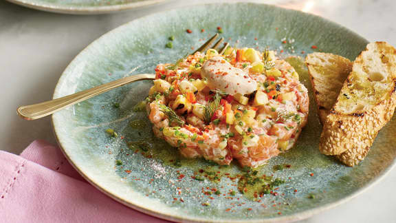 Tartare de saumon à la pêche et au maïs