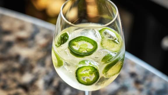 Jalapeño dans votre verre de vin? Voici pourquoi c’est LA tendance estivale