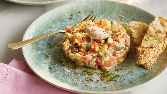 Tartare de saumon à la pêche et au maïs