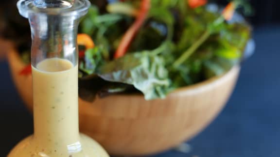 Vinaigrette à l'huile de noix facile et rapide : découvrez les