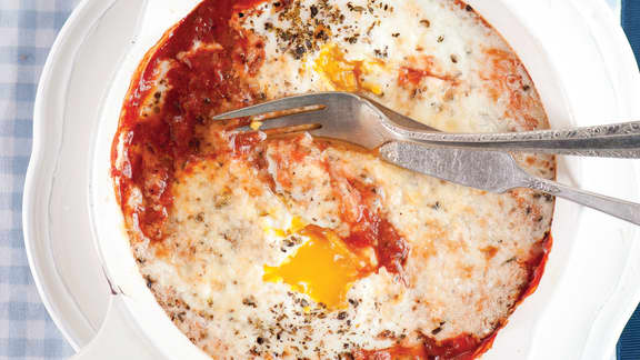 Oeufs pochés aux tomates et au romano