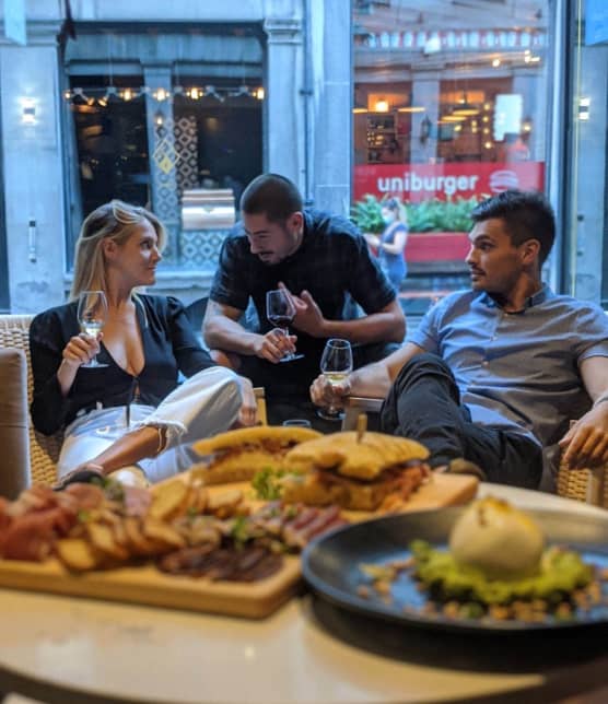 Un café gourmand le jour qui se transforme en bar à vin le soir