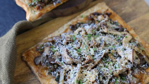 Tarte fine aux champignons, parmesan et oignons caramélisés