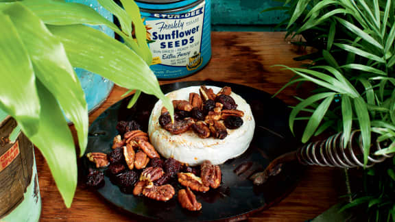 Brie fondu aux pacanes, canneberges et sirop d’érable