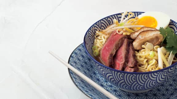 Soupe ramen aux lanières de bœuf