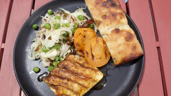 Cheddar frais grillé, salade de fenouil et de radicchio, abricots grillés