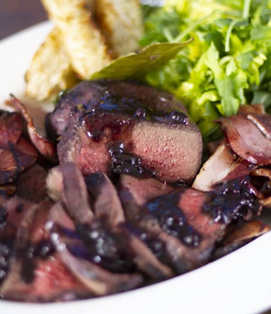 Filets de cerf marinés et grillés, sauce au bleuet