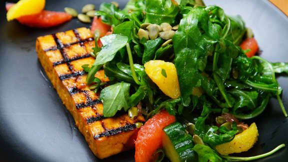 Steak de tofu mariné et grillé sur salade de roquette aux agrumes