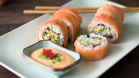 maki californien tartare de truite à la mangue et truite fumée