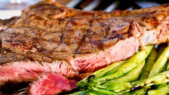 Côte de boeuf rôtie au sel