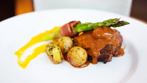 Joue de boeuf braisée au marsala, sauce aux épices et foie gras