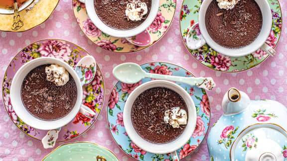 Tasse de crème au chocolat et au thé Earl Grey