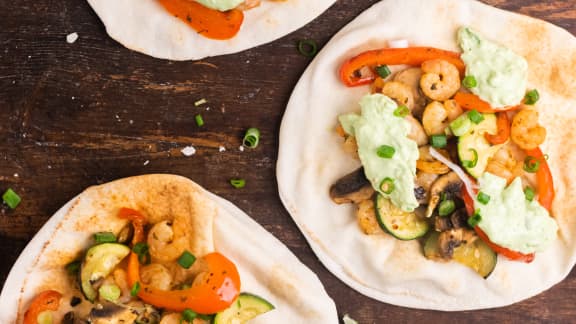 Vendredi : Pitas aux crevettes et légumes cajun & sauce à l’avocat et lime au Air Fryer