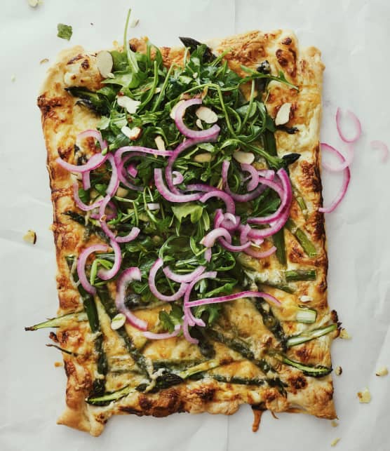 Tarte fine aux asperges & salade de roquette