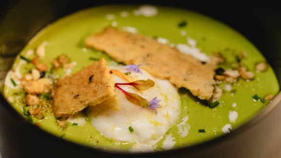 Velouté de pois verts, œuf poché, sablés au cèdre et noix de pin