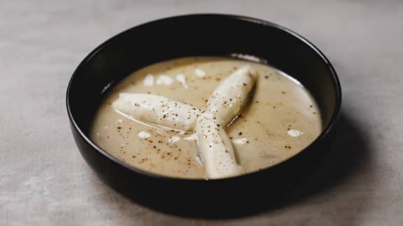 Bouillon d’oignons, quenelles à la fondue au fromage, crème de bleu