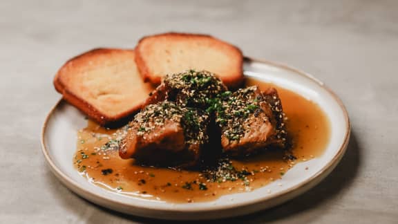 Flanc de porc braisé à l’érable et au saké, furikake, pains grillés