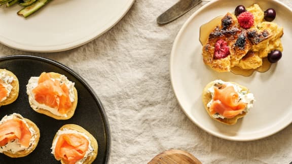 Pain doré et blinis au saumon fumé sur plaque à raclette