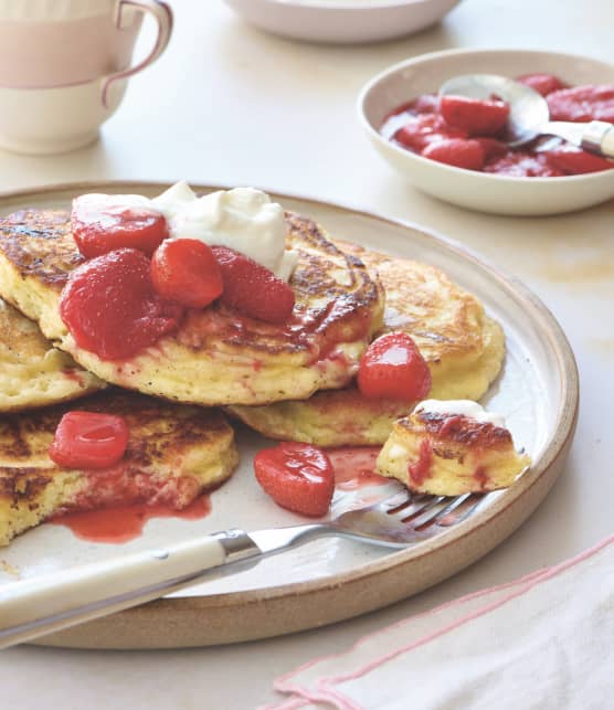 Pancakes au fromage cottage et aux fraises au jus