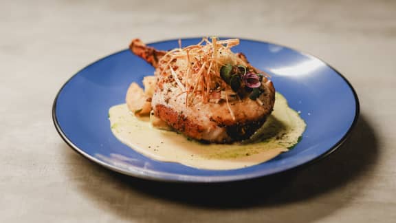 Porc aux herbes, crème moutarde et pommes, rabioles et poireaux frits
