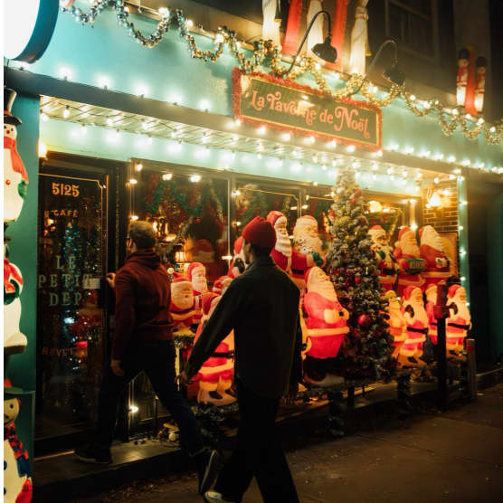 Cette taverne de Noël vous plonge dans la magie des fêtes avec un menu (et décor) festif à souhait