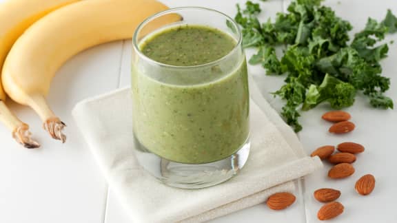 Smoothie aux bananes, lait d’amande et kale