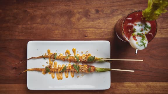 Brochettes de carottes du jardin rôties, de mayonnaise épicée et de granola de sarrasin