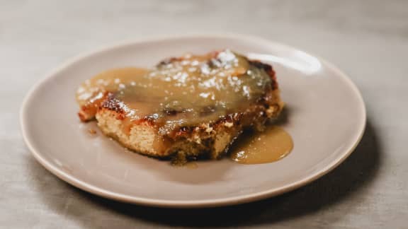 Pouding chômeur au matcha et miso, crème glacée vanille et érable