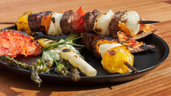 Brochette de boeuf aux épices et légumes grillés crémeux