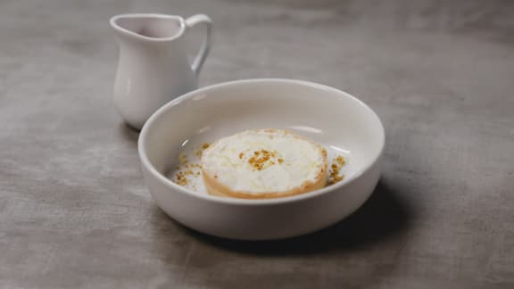 Tartelette au praliné, chantilly au citron et coulis de framboises