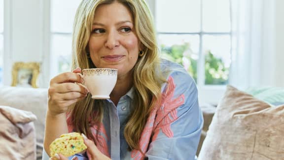 Anne-Marie Withenshaw lance sa première gamme de pâtisseries!