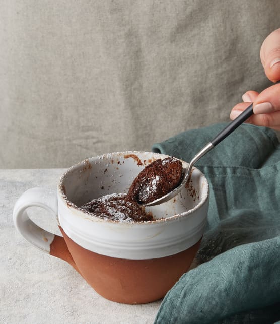 Gâteaux au chocolat et à la noisette dans des tasses