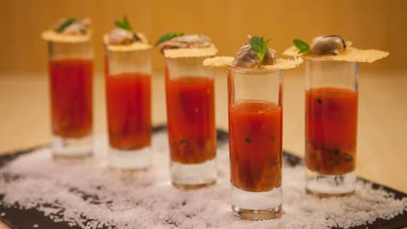 Bloody Caesar en shooter avec huîtres marinées