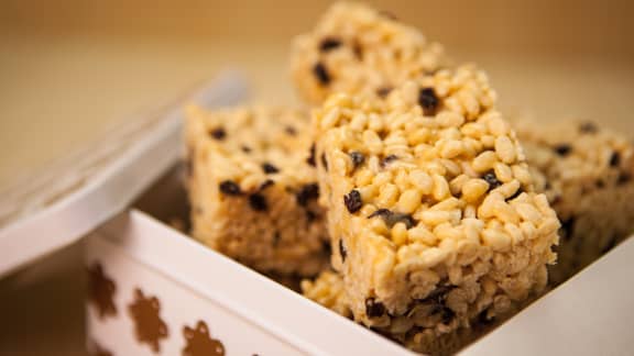 Carrés de riz soufflé au beurre d'arachide et aux raisins