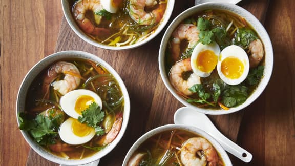 Soupe ramen à base de dashi, œuf mollet, légumes et crevettes