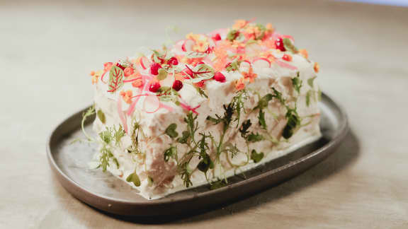 Pain sandwich au saumon fumé, mousse de crevettes et crabe, crémage au fromage et yogourt