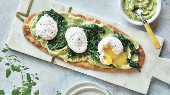 Pain plat au houmous à l'avocat et oeufs pochés