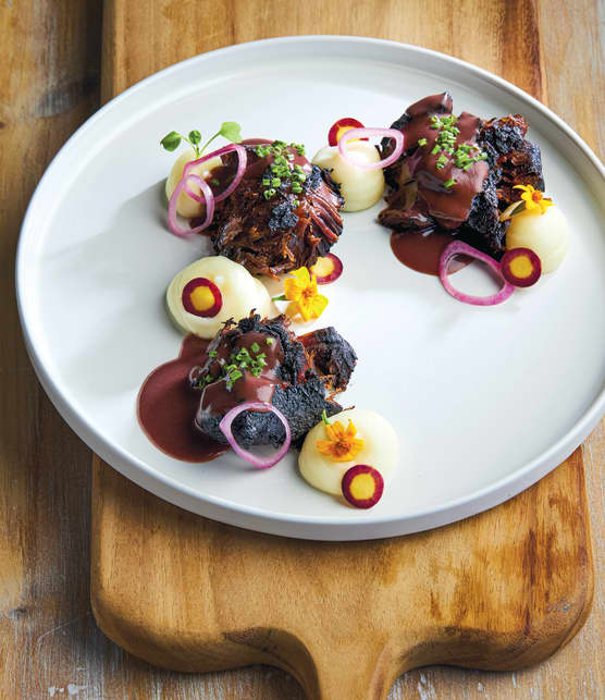 Joues de boeuf au vin rouge, purée de pommes de terre et échalotes françaises marinées