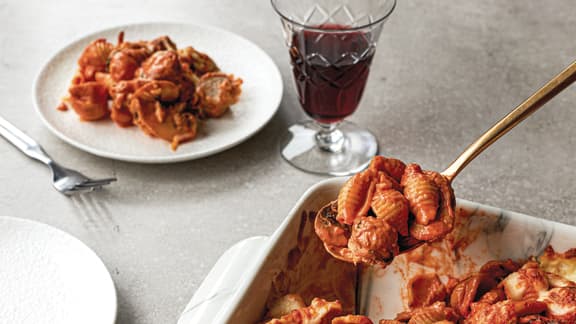 Gratin de pâtes aux tomates, aux champignons et aux saucisses