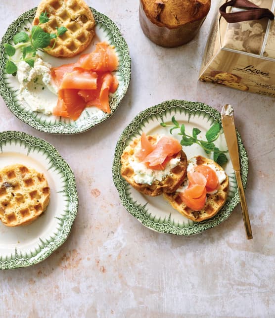 Mini gaufres de panettone, fromage ricotta et saumon fumé