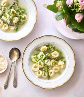 Soupe aux tortellinis et aux légumes printaniers