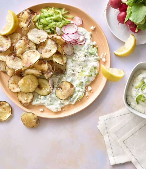 Assiette de tzatziki au féta et de croustilles de courgettes