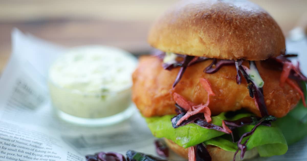 Sandwich de fish and chips et sauce tartare Zeste